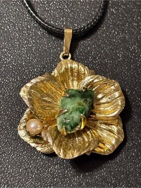 Vintage Gold-Tone Floral Pendant Necklace with Green Stone and Pearl Accent